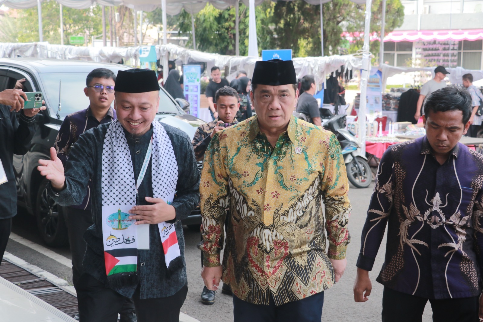 Wakil Menteri Desa dan Pembangunan Daerah Tertinggal Riza Patria Bersama Sekretaris Wahdah Islamiyah Syaibani saat menghadiri Soft Opening Muktamar V Wahdah Islamiyah yang berlangsung di Asrama Haji Pondok Gede, Jakarta Timur, Kamis (20/8/2026).