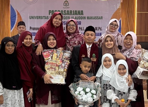 Suasana foto bersama usai ujian promosi doktor Martono La Moane di Pascasarjana UIN Alauddin Makassar, Jl. H. M. Yasin Limpo Gowa, Sulsel, Senin (24/8/2026).