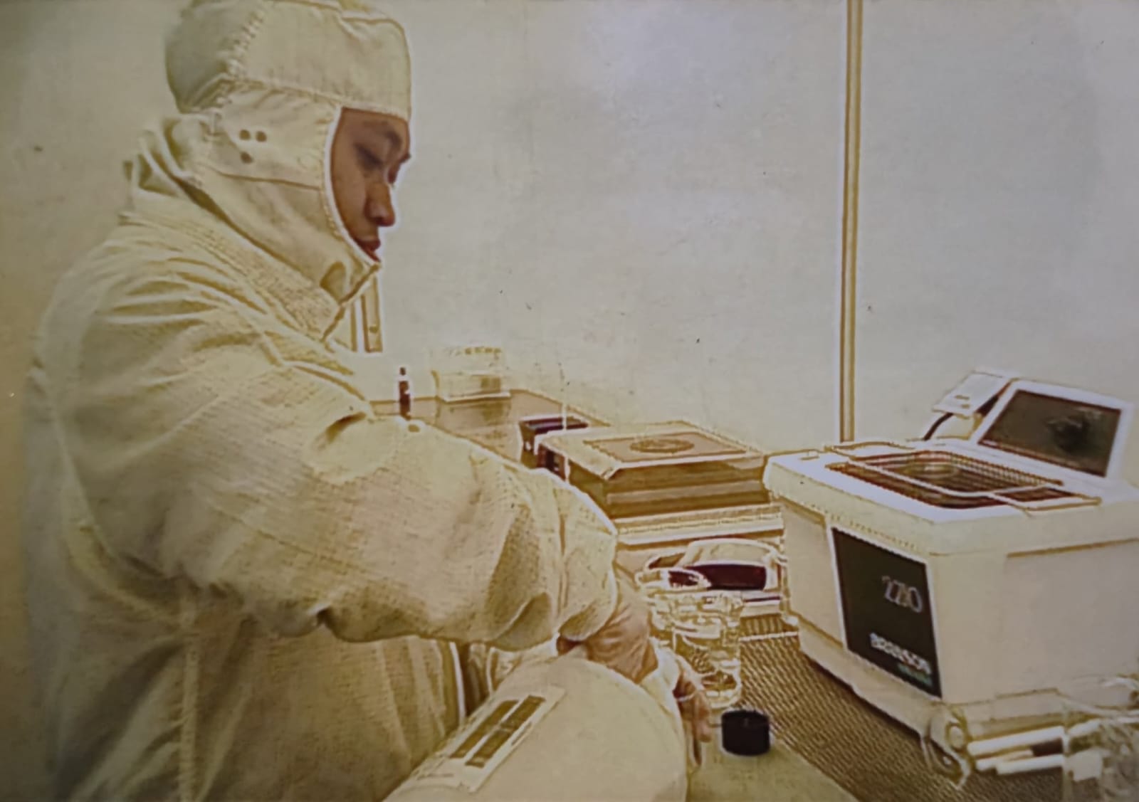 Foto Prof Eko Hadi Sujiono saat bergabung dalam lingkungan penelitian Mesa+ Research Institute, Department of Applied Physics, Low Temperature Division.