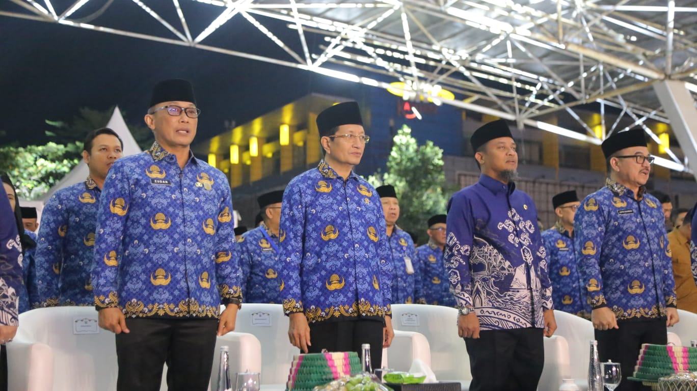 Gubernur Sulawesi Selatan, Andi Sudirman Sulaiman bersama Menteri Agama RI, Prof Nasaruddin Umar saat menghadiri pembukaan Musabaqah Tilawatil Qur’an (MTQ) VIII Korps Pegawai Republik Indonesia (KORPRI) Tingkat Nasional 2026 di Lapangan Karebosi, Kota Makassar, Senin (24/8/2026) malam.