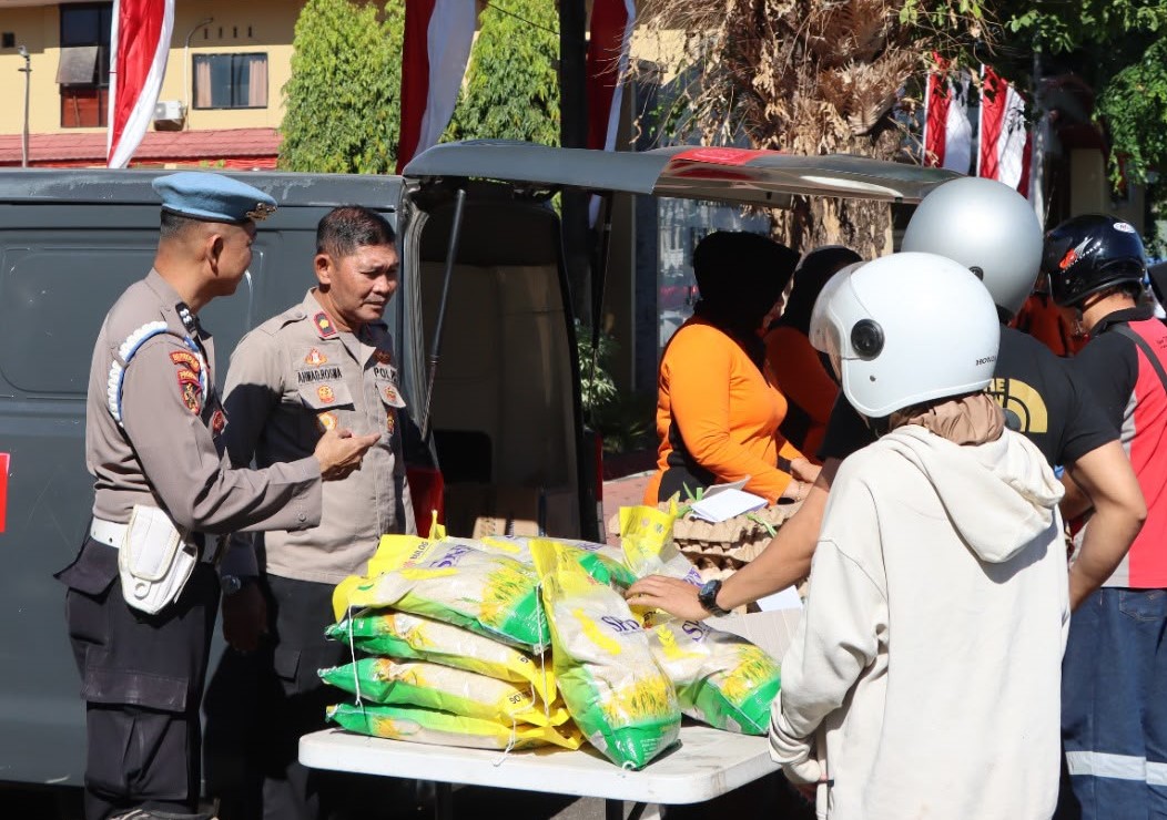 Bazar pangan murah tersebut digelar di depan Mapolres Maros, Rabu (26/8/2026).