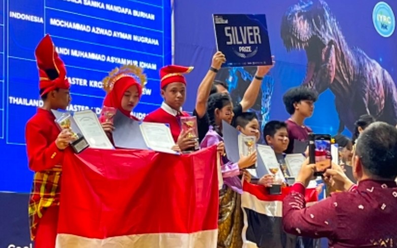 Tiga murid MTsN 1 Kota Makassar meraih juara pada ajang 13th International Youth Robotic Competition (IYRC) 2026 di Korea Selatan.
