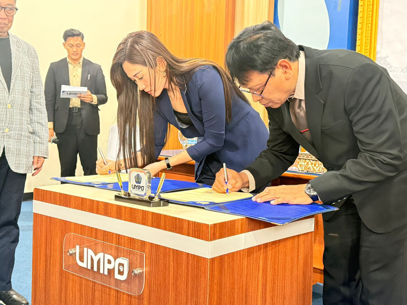 Kerjasama tersebut ditandai dengan penandatanganan Memorandum of Understanding (MoU) oleh Rektor Universitas Muhammadiyah Ponorogo Dr. Rido Kurnianto, M.Ag. bersama PT Sumber Amanah Barokah, disaksikan oleh civitas akademika UMPO.