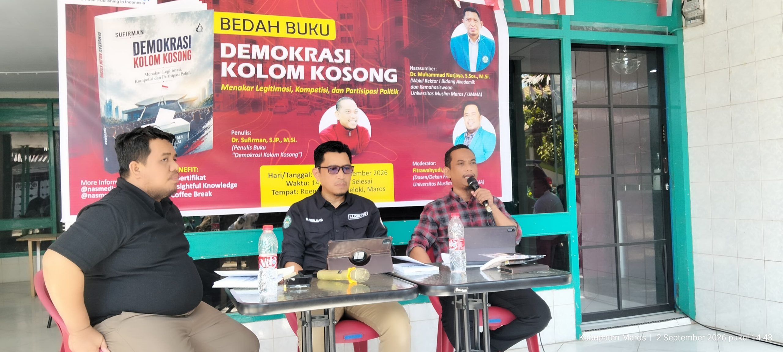 Buku Demokrasi Kolom Kosong karya Ketua Bawaslu Kabupaten Maros Dr Sufirman berlangsung, Rabu (02/9/2026) di Roemah Meloki Kopi, Maros.