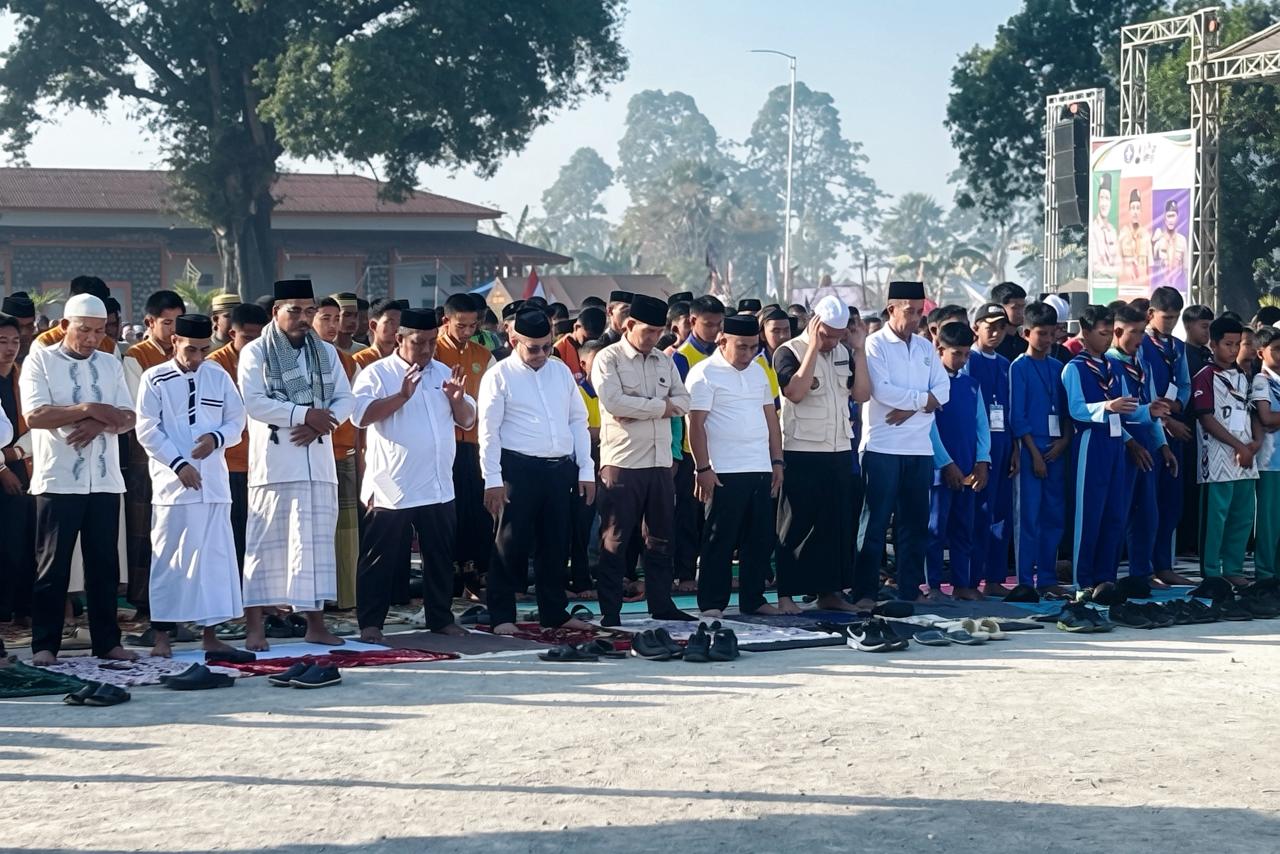 Ditengah pelaksanaan Kemah Pramuka Madrasah Provinsi Sulawesi Selatan (KPMP) Tahun 2026 Ribuan peserta Kemah Madrasah Bersama Jajaran Kemenag Kab. Gowa melaksanakan Shalat Istisqa' di Bumi Perkemahan Yasin Limpo Cadika, Kamis (3/9/2026).