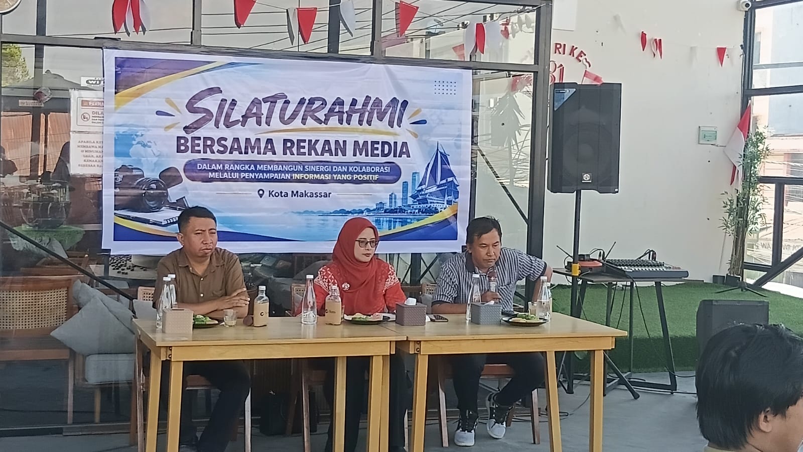 Kegiatan yang mengusung tema “Dalam Rangka Membangun Sinergi dan Kolaborasi Melalui Penyampaian Informasi yang Positif” tersebut berlangsung di Kafe Co Hans, Jalan Abdullah Dg Sirua, Kecamatan Panakkukang, Makassar, Kamis (10/9/2026) siang.