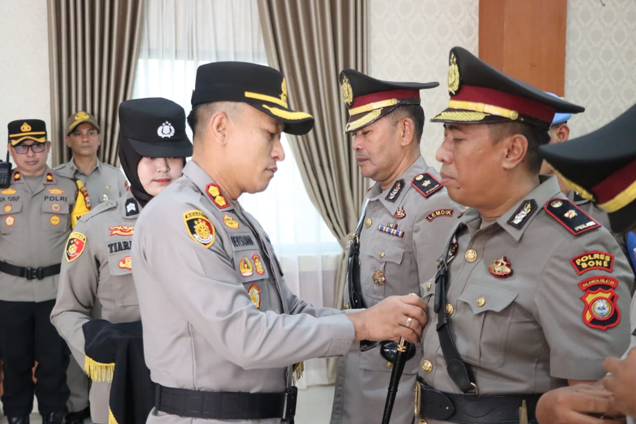 Upacara sertijab berlangsung dalam suasana khidmat dan diikuti oleh jajaran pejabat utama, para Kapolsek, personel Polres Maros serta Bhayangkari, Senin (14/9/2026).