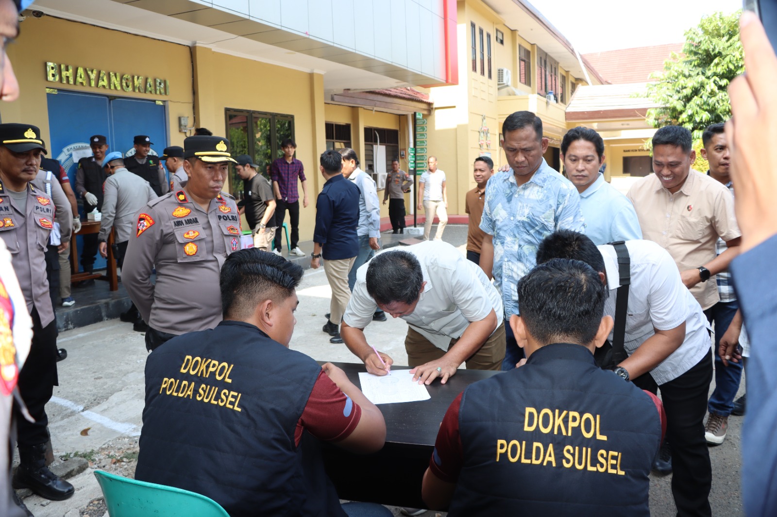 Ratusan personel Polres Maros mengikuti kegiatan Penegakan, Penertiban dan Disiplin (Gaktibplin) serta pemeriksaan urine yang dilaksanakan oleh Bidpropam Polda Sulawesi Selatan, Kamis (17/9/2026).