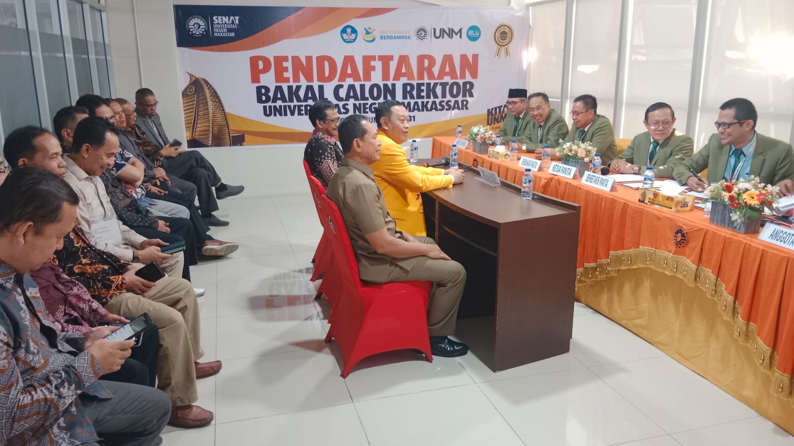 Prof. Dr. Eko Hadi Sujiono, M.Si. menyerahkan berkas pendaftaran sebagai bakal calon Rektor Universitas Negeri Makassar periode 2027 sampai 2031 di Sekretariat Panitia Pemilihan Rektor UNM, Jumat (25/9/2026).