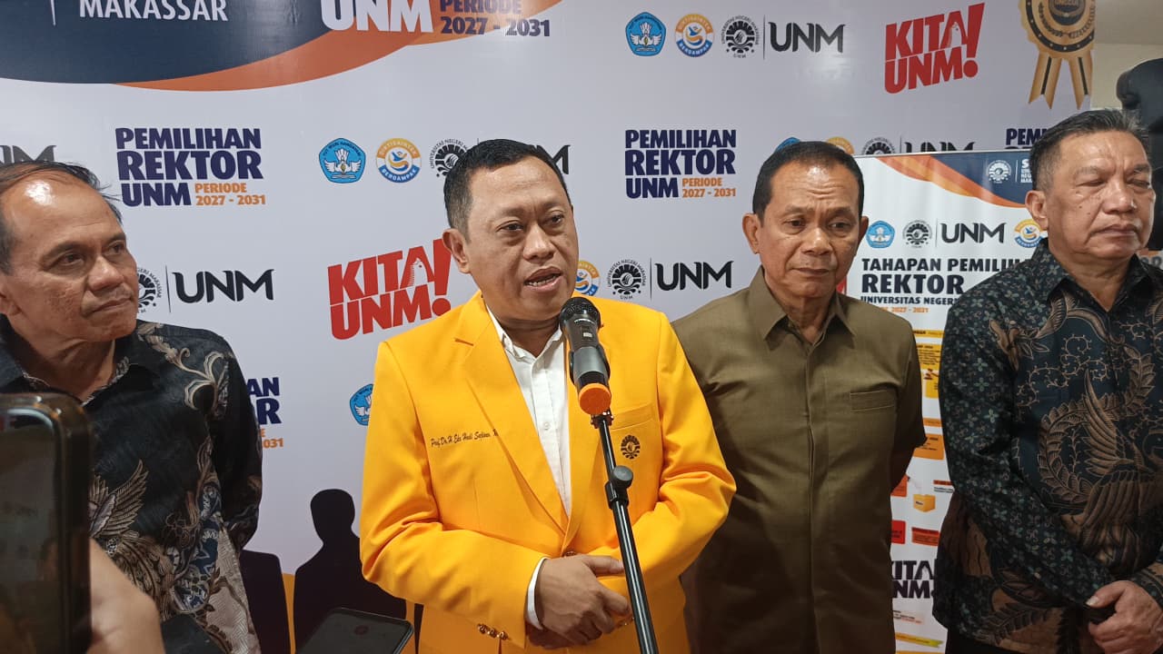 Makmur bersama rombongan mengantar Prof Eko mengambil formulir pendaftaran di Sekretariat Panitia Pemilihan Rektor UNM, lantai 14 Menara Phinisi UNM, Jalan AP Pettarani, Makassar, Jumat (25/9/2026).