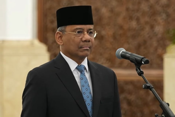 Di hadapan Presiden Prabowo, Suahasil mengucapkan sumpah jabatan.