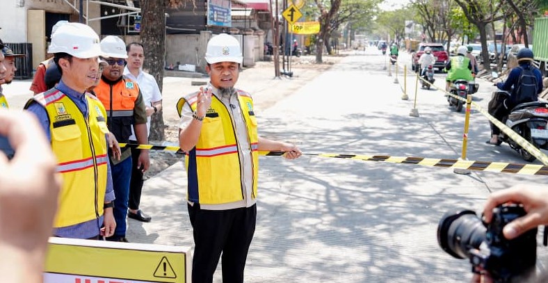 Gubernur Sulsel Andi Sudirman Sulaiman saat memantau jalan areopala Makassar.