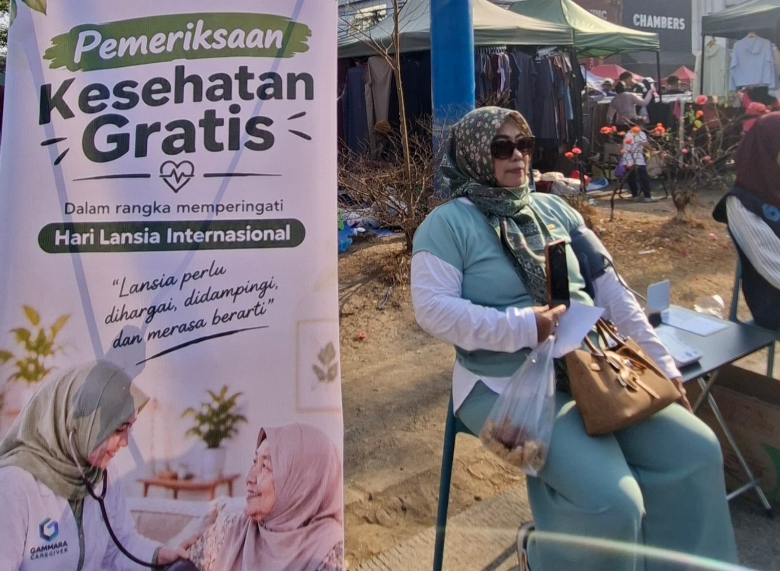 Gammara Caregiver mengadakan pemeriksaan kesehatan gratis untuk para pengunjung Car Free Day (CFD) yang berada Jalan Boulevard, Makassar, Minggu (4/10/2026).