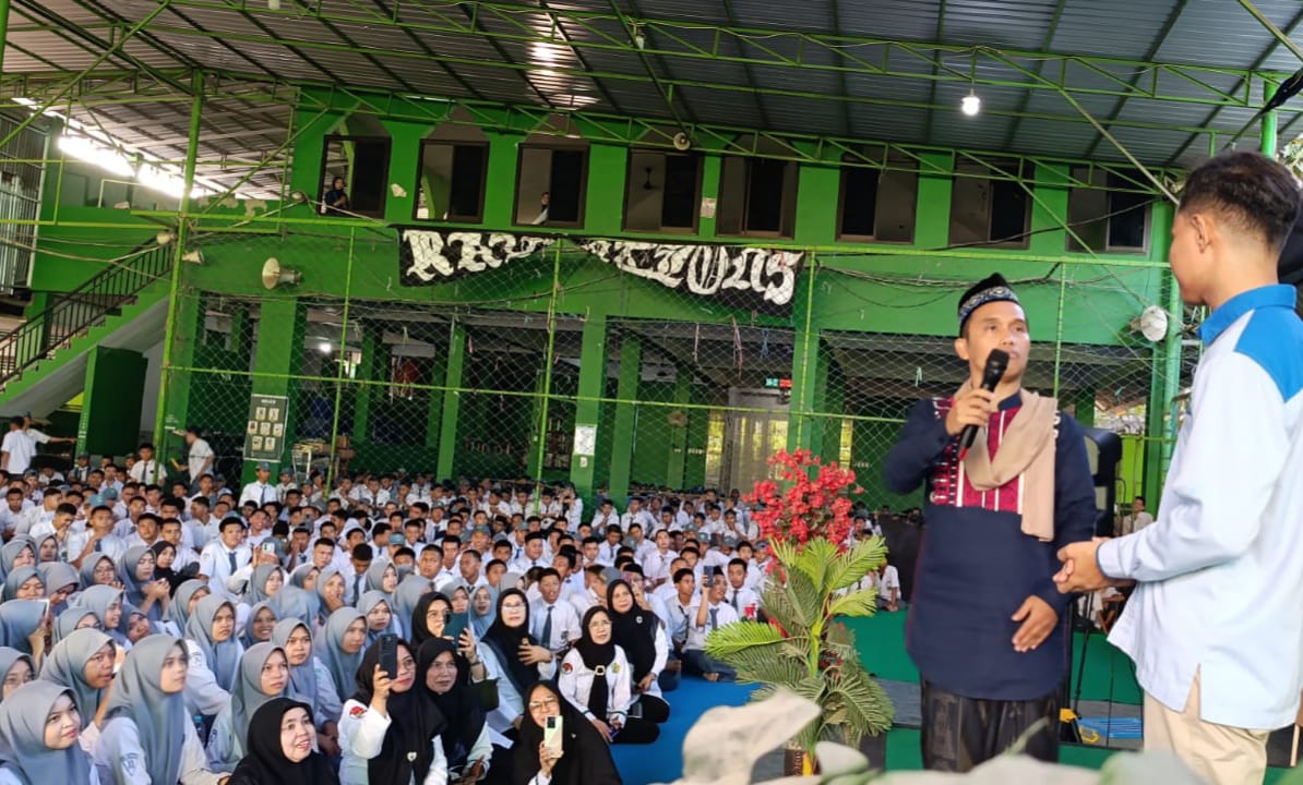 Dai Nasional Ustadz Nur Maulana hadir sebagao penceramah pada Tabligh Akbar di lapangan indoor MAN 1 Kota Makassar, Senin (5/10/2026).