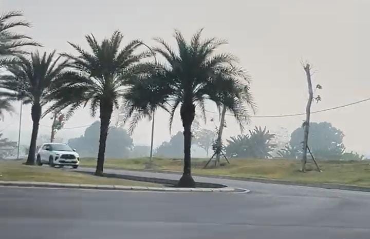 Hasil jepretan warga kota Makassar di kawasan summarecon villa mutiara makassar, Rabu (14/10/2026) pagi. kabut asap ini sangat menganggu aktivitas warga.