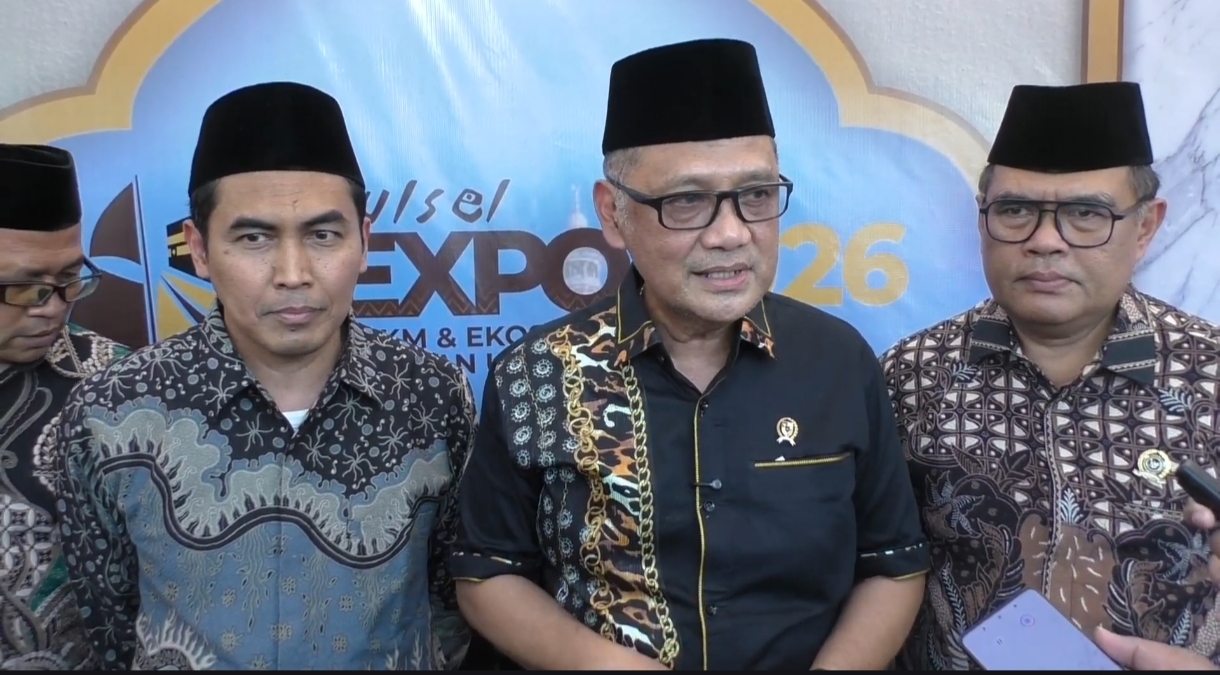 Menteri Haji (Menhaj) Mochamad Irfan Yusuf saat membuka pameran Expo Haji dan Umrah di Taman Sultan Hasanuddin, Gowa, Sabtu (17/10/2026).