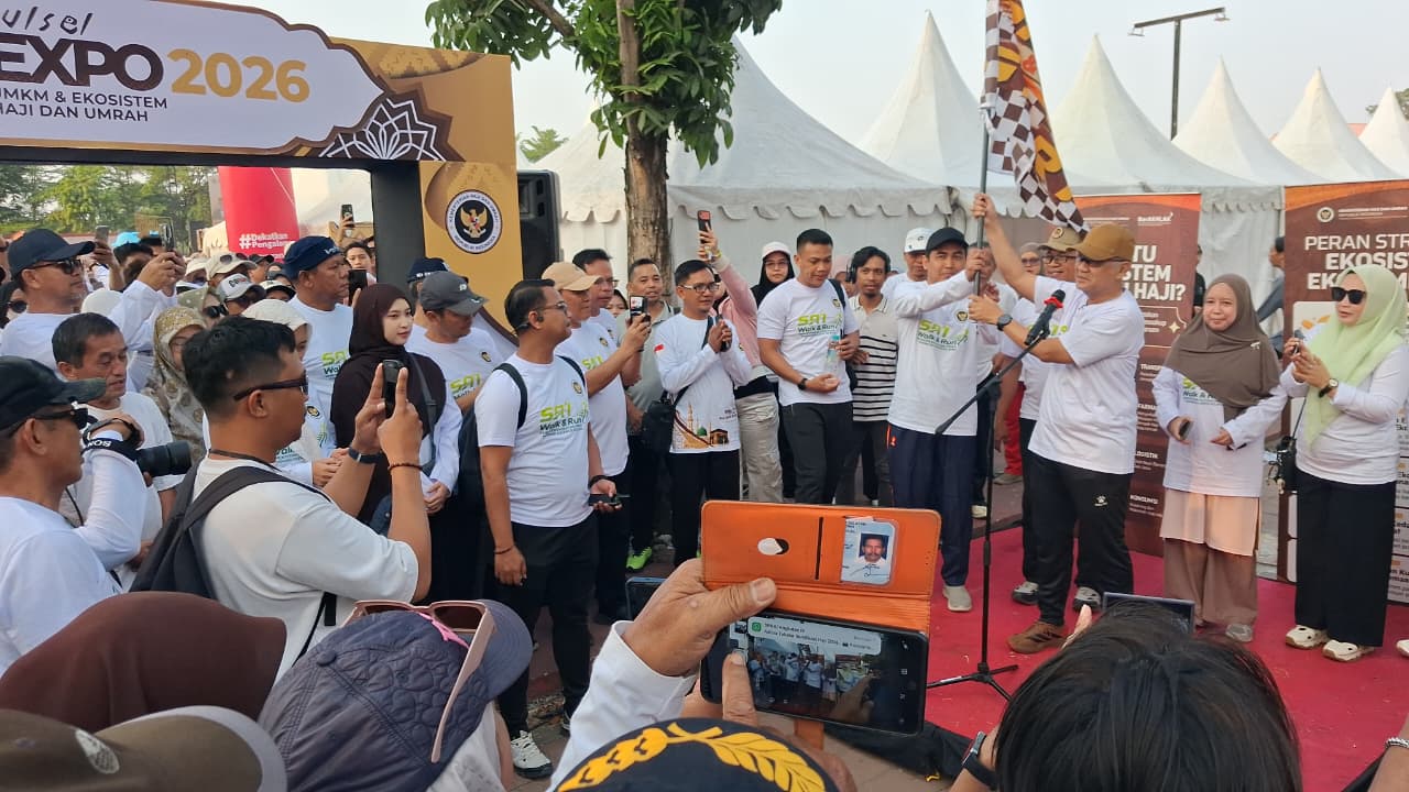 Menteri Haji dan Umrah Republik Indonesia, Mochamad Irfan Yusuf, menghadiri sekaligus melepas belasan ribu peserta kegiatan Sai Fun Walk yang diselenggarakan oleh Kantor Wilayah Kementerian Haji dan Umrah Sulawesi Selatan di Taman Sultan Hasanuddin, Somba Opu, Minggu (18/10/2026).