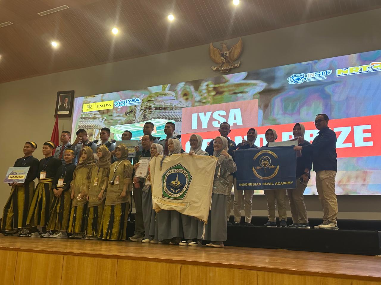 Delegasi Madrasah Aliyah Negeri (MAN) 2 Kota Makassar mengukir prestasi dalam International Science and Invention Fair (ISIF) 2026. Delegasi riset MAN 2 Kota Makassar memboyong 11 penghargaan yang terdiri dari 8 medali emas (gold) dan 3 medali perak (silver).