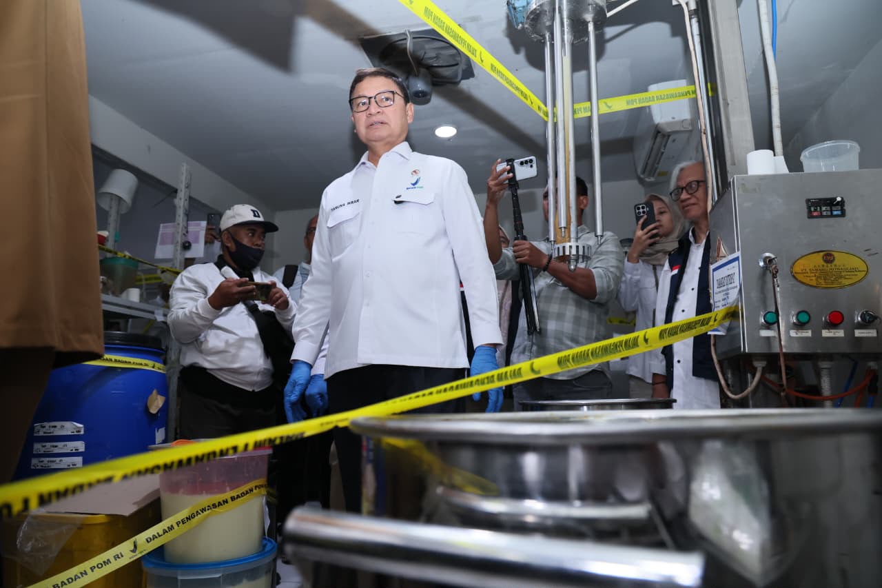 Badan Pengawas Obat dan Makanan (BPOM) mengamankan sarana produksi kosmetik ilegal mengandung bahan dilarang di Jalan PB Sudirman, Kota Mojokerto, Jawa Timur, dengan nilai keekonomian barang temuan mencapai lebih dari Rp16 miliar.