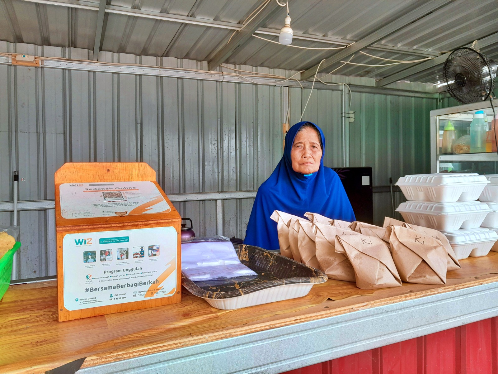 Melalui program pemberdayaan UMKM hasil kolaborasi Wahdah Inspirasi Zakat (WIZ) dan Paragon, Paini mendapatkan suntikan modal usaha.