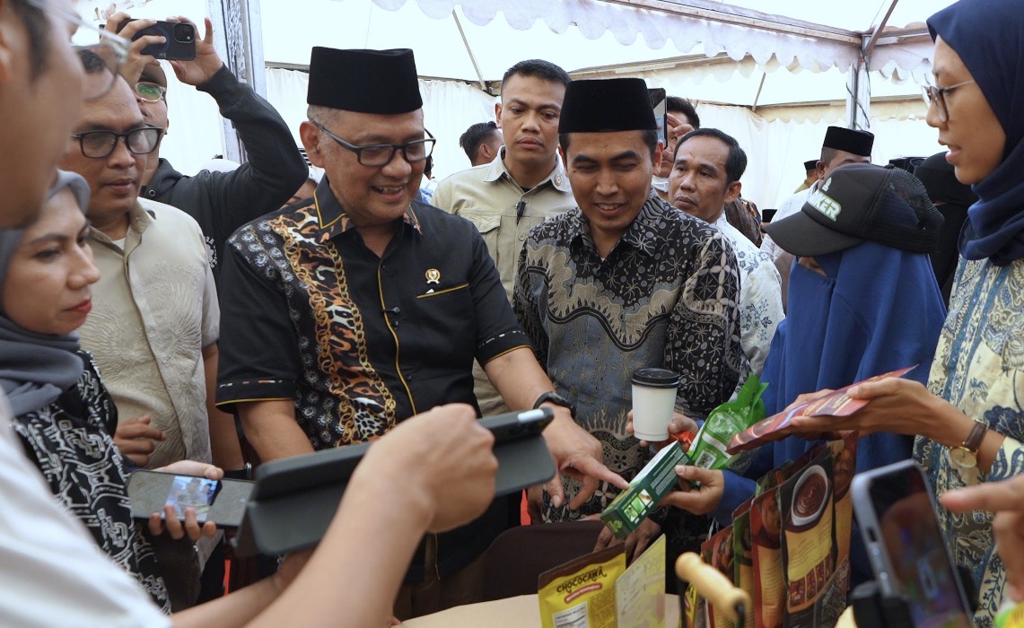 Kemenhaj RI Gus Irfan saat menghadiri Sulsel Expo UMKM dan Ekosistem Ekonomi Haji dan Umrah 2026 di Kabupaten Gowa, Sulsel, Minggu (18/10/2026). Tercatat pada kegiatan tersebut Transaksi Capai Rp9,64 Miliar.