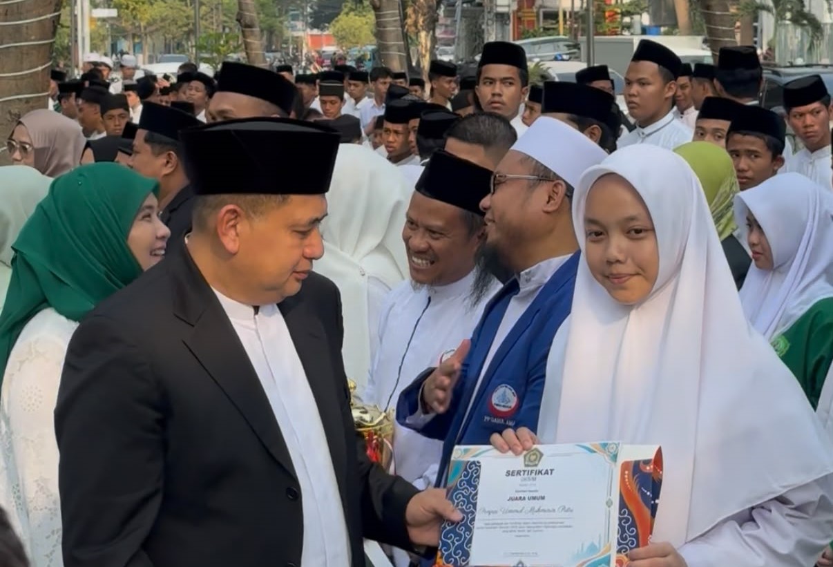 Wali Kota Makassar, Munafri Arifuddin, memimpin Upacara Peringatan Hari Santri Nasional (HSN) Tahun 2026 di Halaman Balai Kota Makassar, Jumat (23/10/2026).