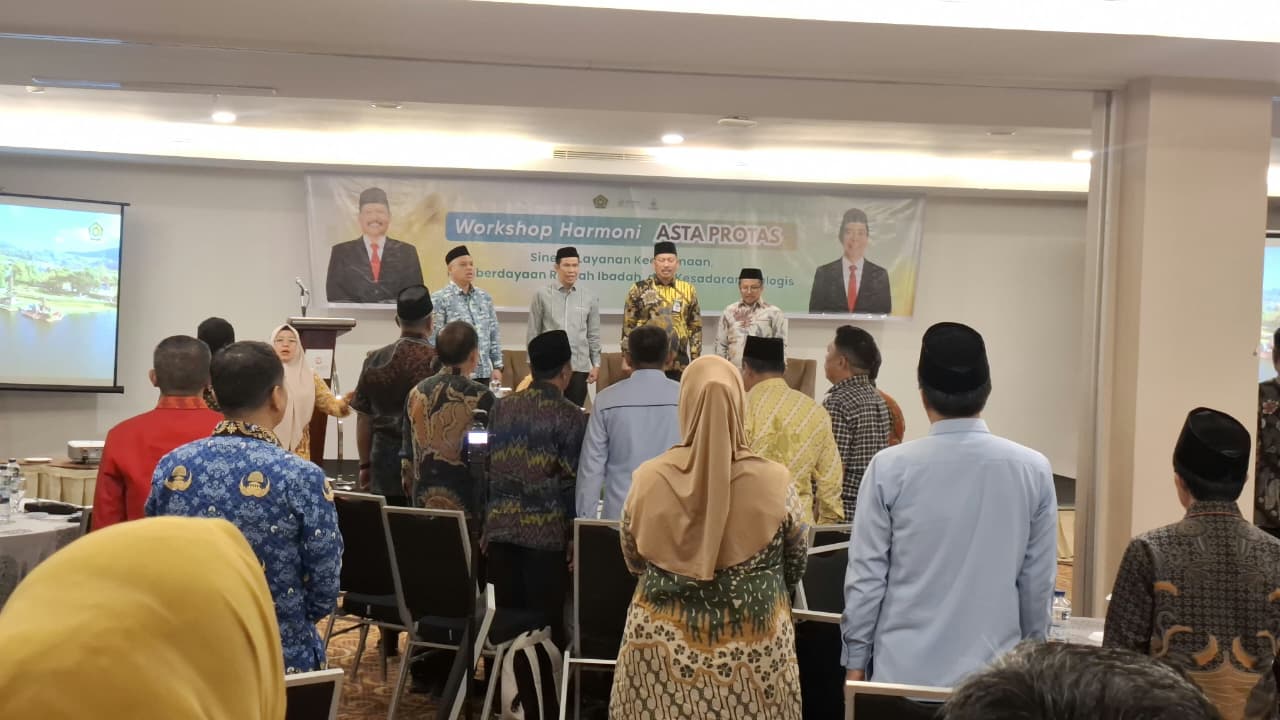 Kepala Kantor Wilayah Kementerian Agama Provinsi Sulawesi Selatan, H. Ali Yafid secara resmi membuka Workshop Harmoni Asta Protas Bidang Urusan Agama Islam (Urais) Lingkup Kanwil Kementerian Agama Provinsi Sulawesi Selatan, yang berlangsung di Hotel Claro Makassar, Rabu (28/10/2026).