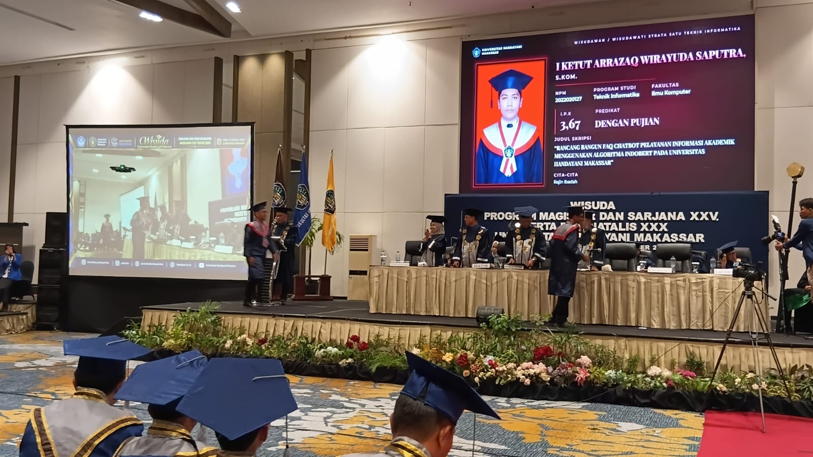 Universitas Handayani Makassar (UHM) mengukuhkan 236 lulusan program Magister dan Sarjana Angkatan XXV dalam prosesi wisuda yang dirangkaikan dengan peringatan Dies Natalis ke-XXX Universitas Handayani Makassar tahun 2026. Kegiatan berlangsung di Hotel Claro Makassar, Jalan AP. Pettarani Makassar, Sabtu (31/10/2026).